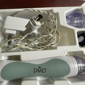 PMD Skincare Tool in White and Mint